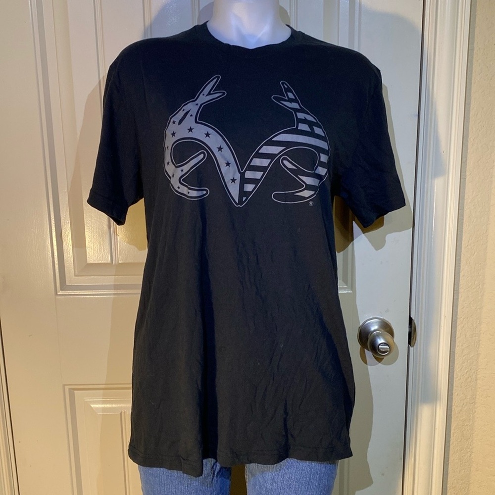 4/$10 item🤑 Realtree black Large Tshirt